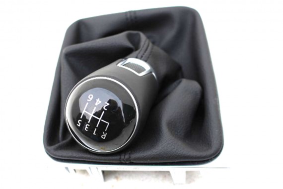 VW GOLF 7 GAŁKA ZMIANY BIEGÓW + MIESZEK 5G1711113C 5G1 711 113 C Kolor: MIT - czarny satynowy / srebrny 5G, 5Q 2013-