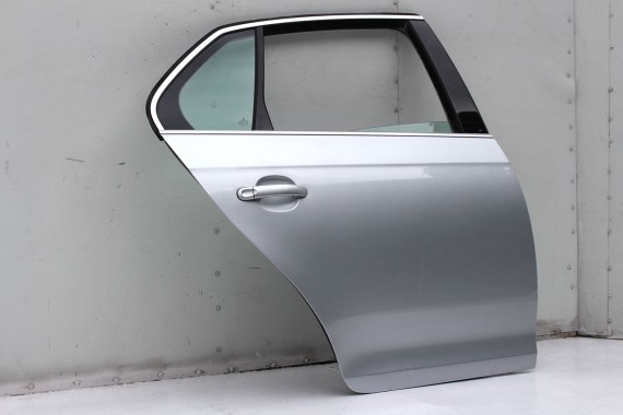 VW JETTA DRZWI PRAWE TYŁ STRONA PRAWA tylne 1 sztuka 1K5 1K kolor srebrny srebrne