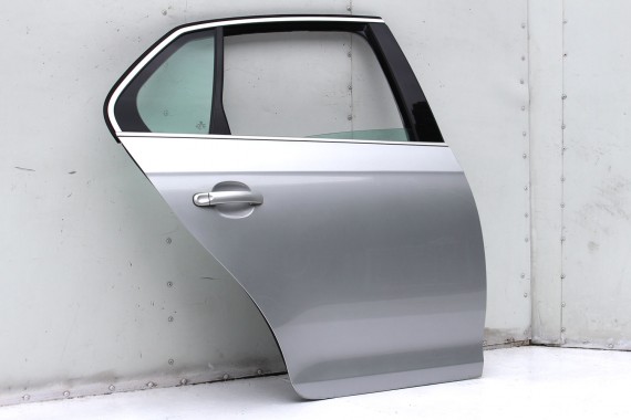 VW JETTA DRZWI PRAWE TYŁ STRONA PRAWA tylne 1 sztuka 1K5 1K kolor srebrny srebrne