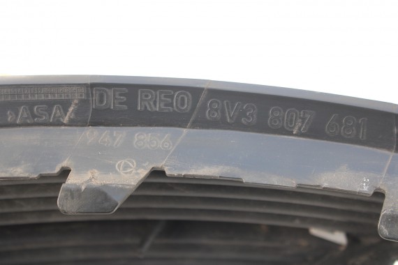 AUDI A3 KRATKA ZDERZAKA PRZÓD 8V3807681 8V3807682 zaślepka KRATKI 8V3 807 681 8V3 807 682 8V L + P 2 sztuki 8V3807681 8V3807682