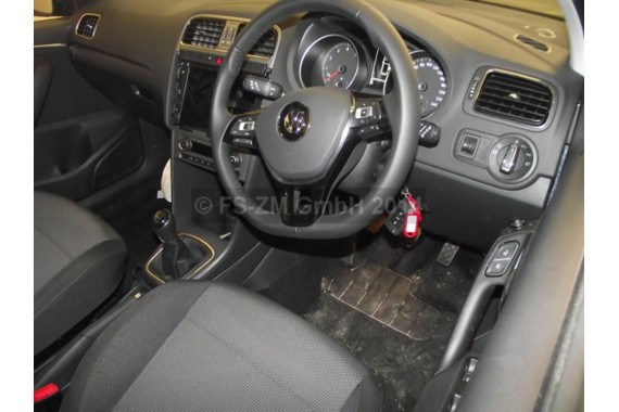 VW POLO BOCZKI DRZWIOWE BOCZEK TAPICERKA Komplet boczków drzwiowych  wersja pięciodrzwiowa 5D  6C 2015- Angielskie Anglik