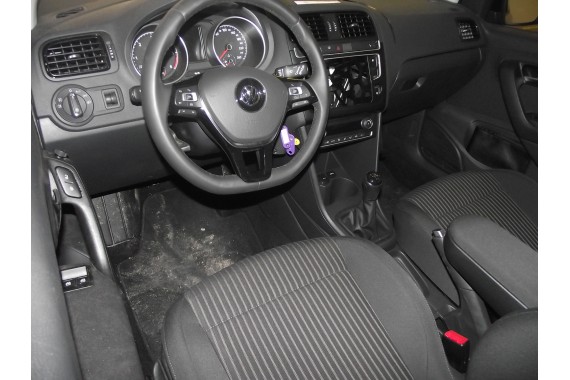 VW POLO FOTELE KOMPLET FOTELI siedzeń siedzenia tapicerka 6R 6R3 6R0 3-drzwiowy welur w kolorze czarnym