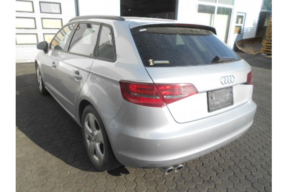 AUDI A3 SPORTBACK TYŁ ZDERZAK + KLAPA BAGAŻNIKA + LAMPY lampa tylny 8V L5	LZ7G	Florettsilber metallic	Srebrny 8V4