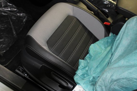 VW JETTA 5C FL FOTELE KOMPLET FOTELI siedzeń siedzenia fotel tapicerka 5C0 5C 2010- skóra w kolorze czarnym i szarym LIFT