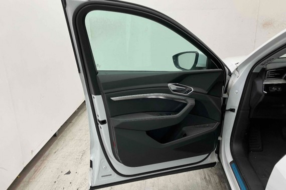 AUDI E TRON FOTELE KOMPLET FOTELI siedzeń siedzenia tapicerka ETRON 4KE kolor czarny