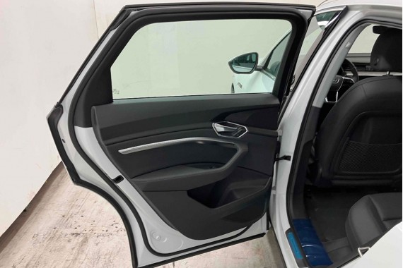AUDI E TRON FOTELE KOMPLET FOTELI siedzeń siedzenia tapicerka ETRON 4KE kolor czarny