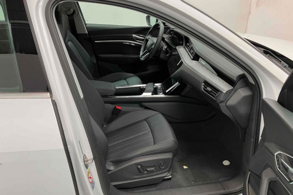 AUDI E TRON FOTELE KOMPLET FOTELI siedzeń siedzenia tapicerka ETRON 4KE kolor czarny