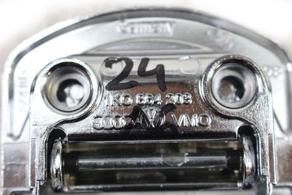 AUDI UCHWYT MOCOWANIE BAGAŻNIKA 1K0864203C 1K0 864 203 C bagażu 1K0864203 ładunku uchwyty chrom uchwyt zabezpieczenie ładunków