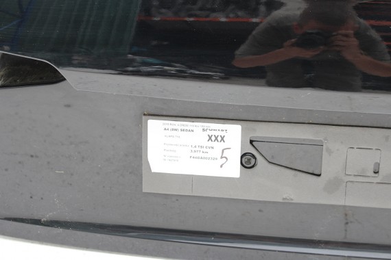 AUDI A4 SEDAN KLAPA TYLNA BAGAŻNIKA TYŁ 8W 8W5 B9 2015- Kolor: A2A2 LY9B - brylantowy czarny 8W5827025 8W5827025D