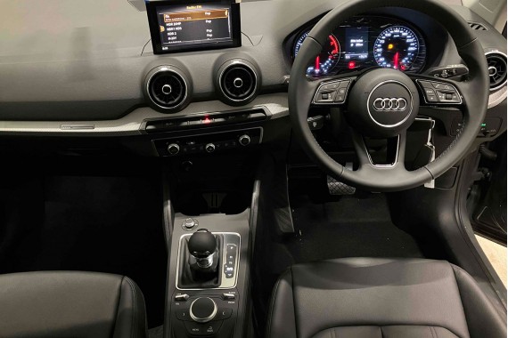 AUDI Q2 KONSOLA PULPIT DESKA ROZDZIELCZA KOKPIT PULPIT 81C857001 81C 857 001 ANGLIK  81C857001F 81C857001K UK 81C857001