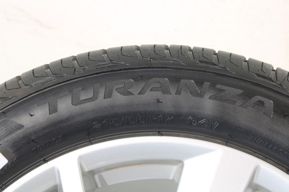 AUDI Q2 FELGI 17 OPONY LETNIE KOŁA 81A601025C felga 7J*17H2 ET45  opona LATO Bridgestone Turanza T001 215/55/17 94V 81A 2016-