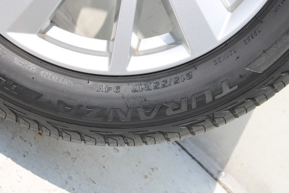 AUDI Q2 FELGI 17 OPONY LETNIE KOŁA 81A601025C felga 7J*17H2 ET45  opona LATO Bridgestone Turanza T001 215/55/17 94V 81A cali