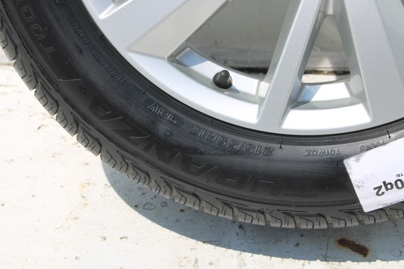 AUDI Q2 FELGI 17 OPONY LETNIE KOŁA 81A601025C felga 7J*17H2 ET45  opona LATO Bridgestone Turanza T001 215/55/17 94V 81A cali