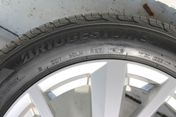 AUDI Q2 FELGI 17 OPONY LETNIE KOŁA 81A601025C felga 7J*17H2 ET45  opona LATO Bridgestone Turanza T001 215/55/17 94V 81A cali
