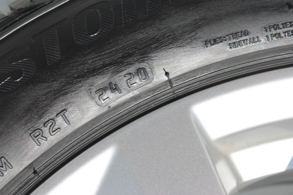 AUDI Q2 FELGI 17 OPONY LETNIE KOŁA 81A601025C felga 7J*17H2 ET45  opona LATO Bridgestone Turanza T001 215/55/17 94V 81A cali