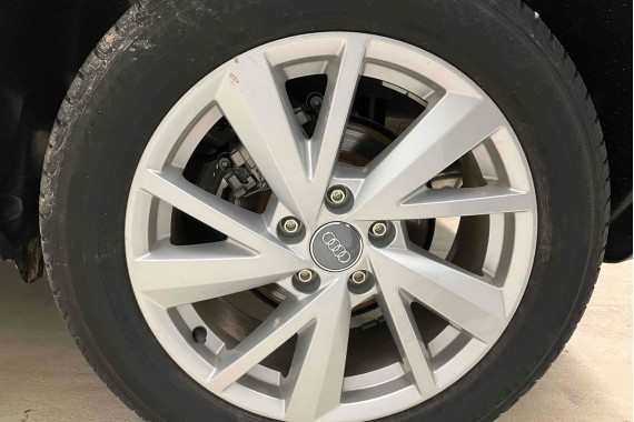AUDI Q2 FELGI 17 OPONY LETNIE KOŁA 81A601025C felga 7J*17H2 ET45  opona LATO Bridgestone Turanza T001 215/55/17 94V 81A cali