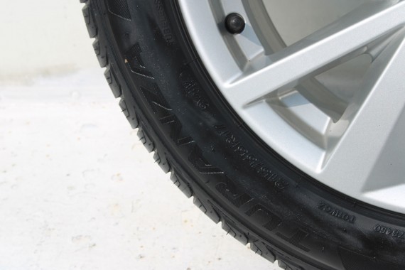 AUDI Q2 FELGI 17 OPONY LETNIE KOŁA 81A601025C felga 7J*17H2 ET45  opona LATO Bridgestone Turanza T001 215/55/17 94V 81A cali