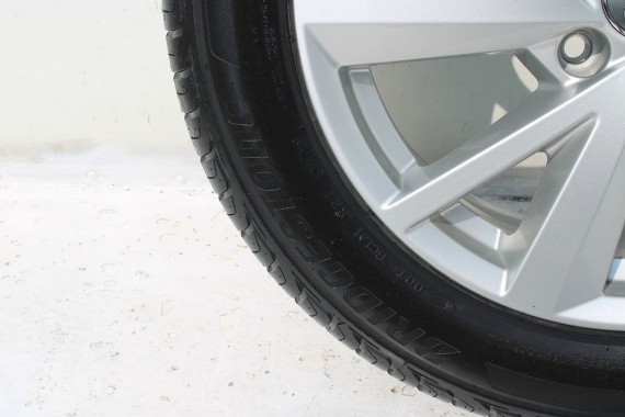 AUDI Q2 FELGI 17 OPONY LETNIE KOŁA 81A601025C felga 7J*17H2 ET45  opona LATO Bridgestone Turanza T001 215/55/17 94V 81A cali