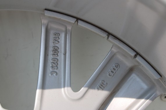 AUDI Q2 FELGI 17 OPONY LETNIE KOŁA 81A601025C felga 7J*17H2 ET45  opona LATO Bridgestone Turanza T001 215/55/17 94V 81A cali