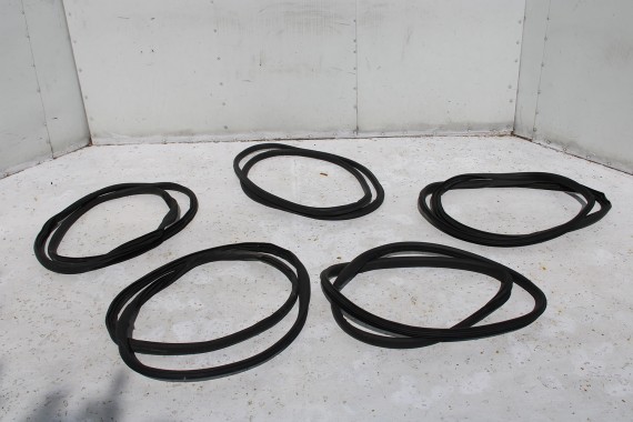 SKODA YETI USCZELKA DRZWI 5L0867365 5L0 867 365 karoseryjna 5L0867365A 5L0867365C przód przednia 5L0867365 5L0867365A 5L0867365C