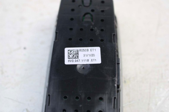 AUDI Q3 LAMPKA PODSUFITKI KABINY 8V0947111B oświetlenie LED 8V0 947 111 B Kolor ET1 kryształowo srebrny 8X 8V 8U 83A 8V0947111B