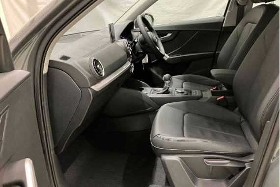 AUDI Q2 FOTELE KOMPLET FOTELI siedzeń siedzenia fotel tapicerka 81A skóra czarne kolor czarny kanapa siedzisko oparcie fotel