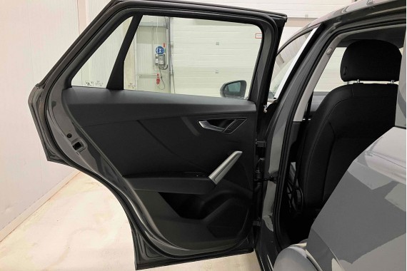 AUDI Q2 FOTELE KOMPLET FOTELI siedzeń siedzenia fotel tapicerka 81A skóra czarne kolor czarny kanapa siedzisko oparcie fotel