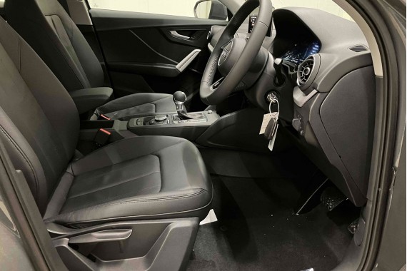 AUDI Q2 FOTELE KOMPLET FOTELI siedzeń siedzenia fotel tapicerka 81A skóra czarne kolor czarny kanapa siedzisko oparcie fotel