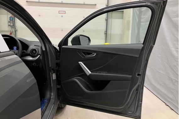 AUDI Q2 FOTELE KOMPLET FOTELI siedzeń siedzenia fotel tapicerka 81A skóra czarne kolor czarny kanapa siedzisko oparcie fotel