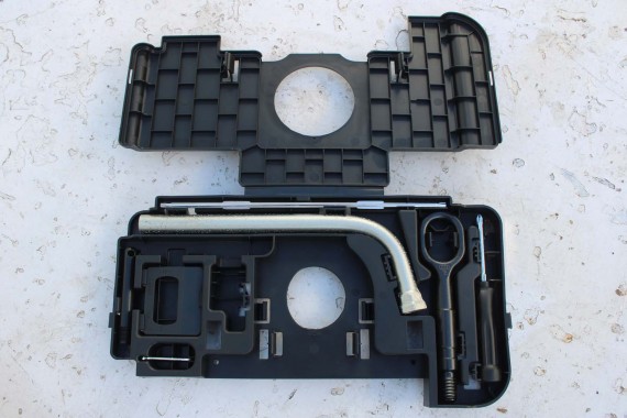 AUDI A5 SPORTBACK 8T8813685 KLUCZ DO KÓŁ + ETUI + ŚRUBOKRĘT + hak ucho 8K0805615 8N0012219 8Z0012255 Schowek z Narzędziami