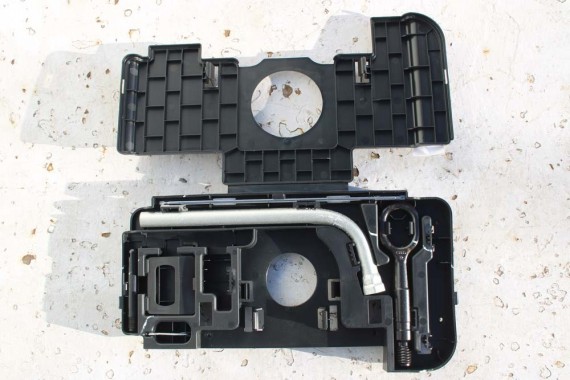 AUDI A5 SPORTBACK 8T8813685 KLUCZ DO KÓŁ + ETUI + ŚRUBOKRĘT + hak ucho 8K0805615 8N0012219 8Z0012255 Schowek z Narzędziami