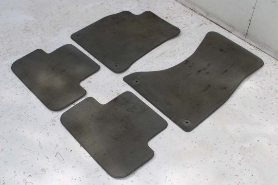 AUDI A4 DYWANIKI WYCIERACZKI PODŁOGI 8K1863691B 8K1 863 691 B 8K 8K0864450 8K1863691B 8K1863691F 8K1863691H Kolor: 4DP szary