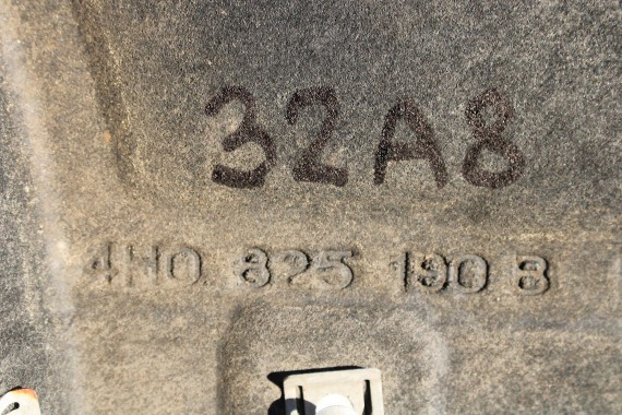 AUDI A8 OSŁONA PODŁOGI PODWOZIA 4H0825189B 4H0825190B 4H0 825 189 B 4H0 825 190 B przód przdnia strona lewa prawa 4H 2010- D4