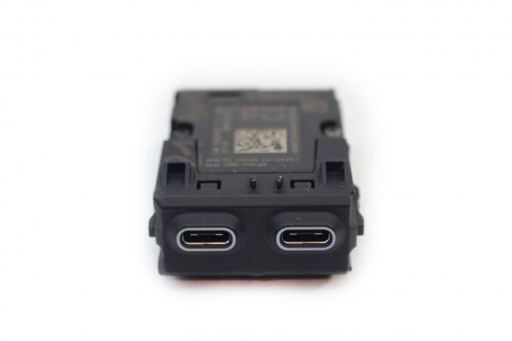 BMW 5 G60 USB 5A8D639 PORT...