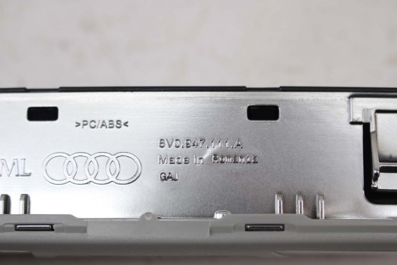 AUDI Q3 LAMPKA PODSUFITKI KABINY 8V0947111B oświetlenie LED 8V0 947 111 B Kolor ET1 kryształowo srebrny 8X 8V 8U 83A 8V0947111B
