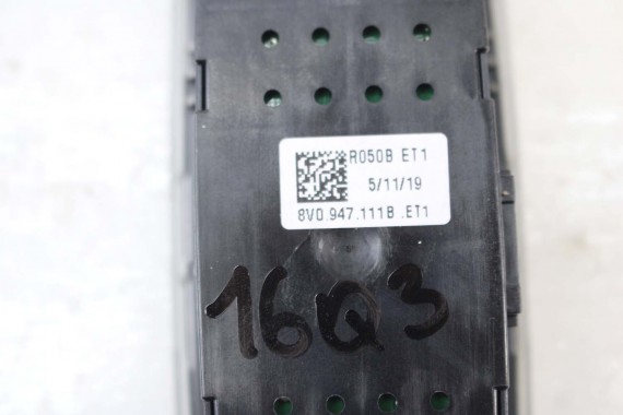 AUDI Q3 LAMPKA PODSUFITKI KABINY 8V0947111B oświetlenie LED 8V0 947 111 B Kolor ET1 kryształowo srebrny 8X 8V 8U 83A 8V0947111B
