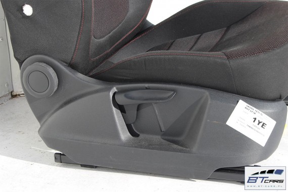 SKODA YETI FOTELE KOMPLET FOTELI siedzeń siedzenia fotel tapicerka 5L welur kolor czarny i czerwony kanapa siedzisko oparcie