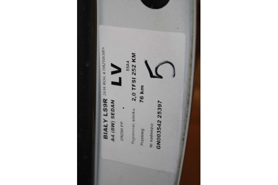 AUDI A4 SEDAN DRZWI PRAWE PRZÓD + TYŁ STRONA PRAWA przednie + tylne 2 sztuki 2 szt. 8W B9 biały LS9R 2Y2Y 8W0831052 8W5833052