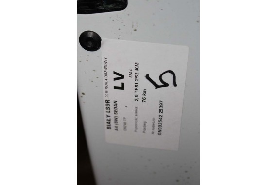 AUDI A4 SEDAN DRZWI PRAWE PRZÓD + TYŁ STRONA PRAWA przednie + tylne 2 sztuki 2 szt. 8W B9 biały LS9R 2Y2Y 8W0831052 8W5833052