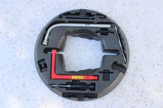 AUDI A4 A5 STYROPIAN PODŁOGA BAGAŻNIKA 8W0012109 tapicerka wykończenie 8W0 012 109 wnęka pianka wkład 8W0012109E 8W0012109F