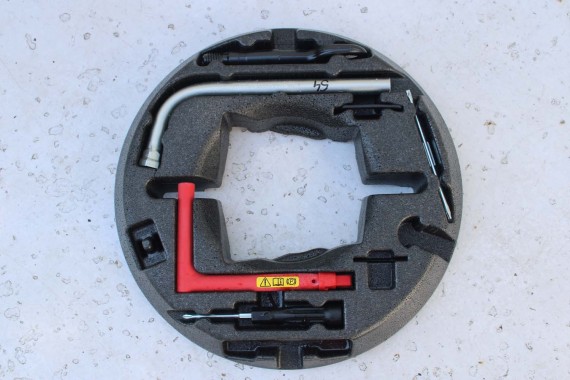 AUDI A4 A5 STYROPIAN PODŁOGA BAGAŻNIKA 8W0012109 tapicerka wykończenie 8W0 012 109 wnęka pianka wkład 8W0012109E 8W0012109F